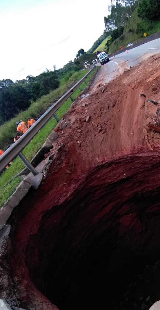 Cratera na BR 040 perto de Cristiano Otoni obriga desvio de tráfego - IMG 20200218 WA0016 1