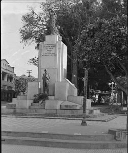 História de Nossa Terra: O Homem do Monumento da Praça dos Andradas 1 História de Nossa Terra: O Homem do Monumento da Praça dos Andradas - Foto 2 Monumento a Bias Fortes 1950