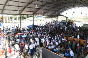 Evento no aeroporto atrai centenas de barbacenenses - DOM 0039