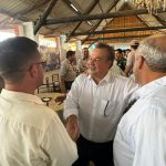 Secretário de Agricultura conversa com lideranças rurais no Parque de Exposições - Imagem do WhatsApp de 2024 05 15 as 15.06.22 a87d7ea3