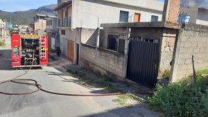 Incêndio atinge residência no bairro Tejuco, em São João del-Rei. Morador ficou ferido - IMG 20250705 WA0031