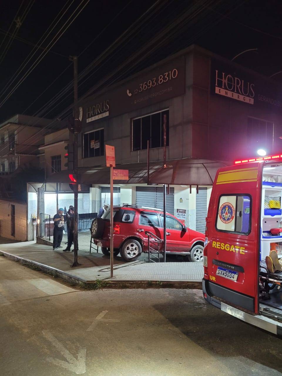 Carro perde controle após colisão e atinge imóvel na Marechal Floriano Peixoto - Imagem do WhatsApp de 2025 08 21 as 23.08.06 e9b21875