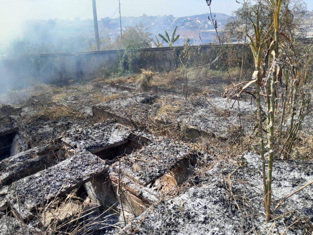 Incêndio atinge cemitério desativado no bairro Diniz - Imagem do WhatsApp de 2025 08 22 as 09.32.53 84ae1d27