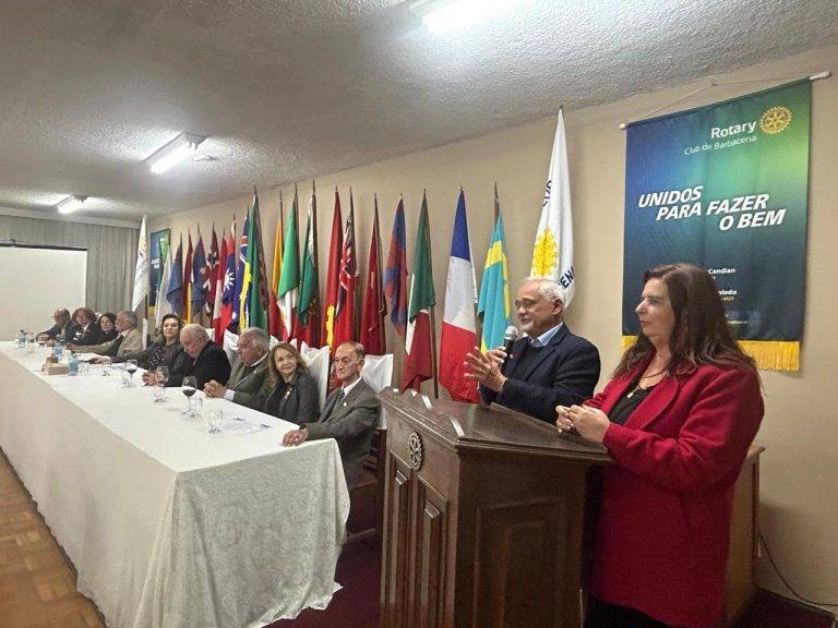 Empresário aborda a história do Comércio barbacenense em noite no Rotary 44 Empresário aborda a história do Comércio barbacenense em noite no Rotary - IMG 20251028 WA0174