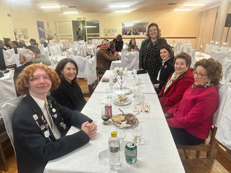 Empresário aborda a história do Comércio barbacenense em noite no Rotary 62 Empresário aborda a história do Comércio barbacenense em noite no Rotary - IMG 20251028 WA0200