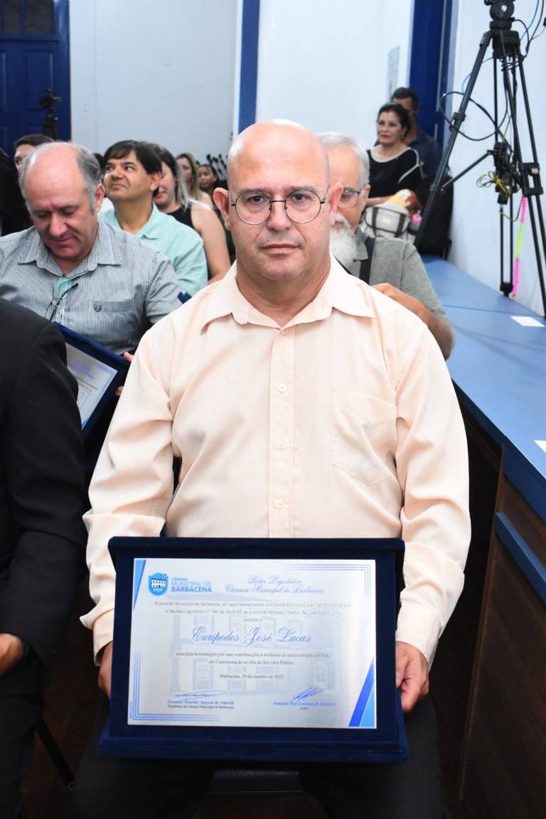 Servidores municipais homenageados na Câmara. Conheça a história de cada um 15 Servidores municipais homenageados na Câmara. Conheça a história de cada um - IMG 20251030 WA0079