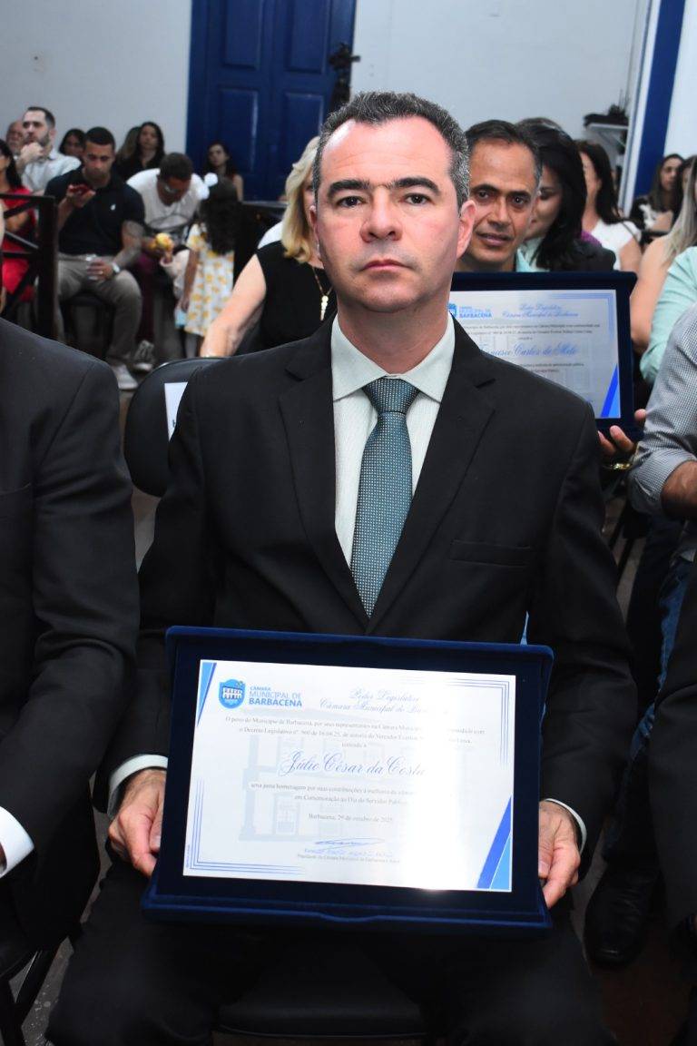 Servidores municipais homenageados na Câmara. Conheça a história de cada um 17 Servidores municipais homenageados na Câmara. Conheça a história de cada um - IMG 20251030 WA0081