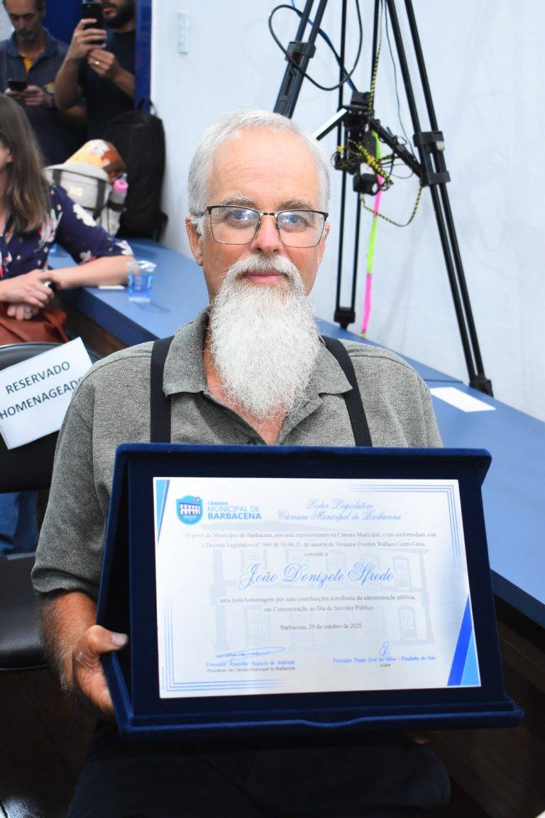 Servidores municipais homenageados na Câmara. Conheça a história de cada um 21 Servidores municipais homenageados na Câmara. Conheça a história de cada um - IMG 20251030 WA0085
