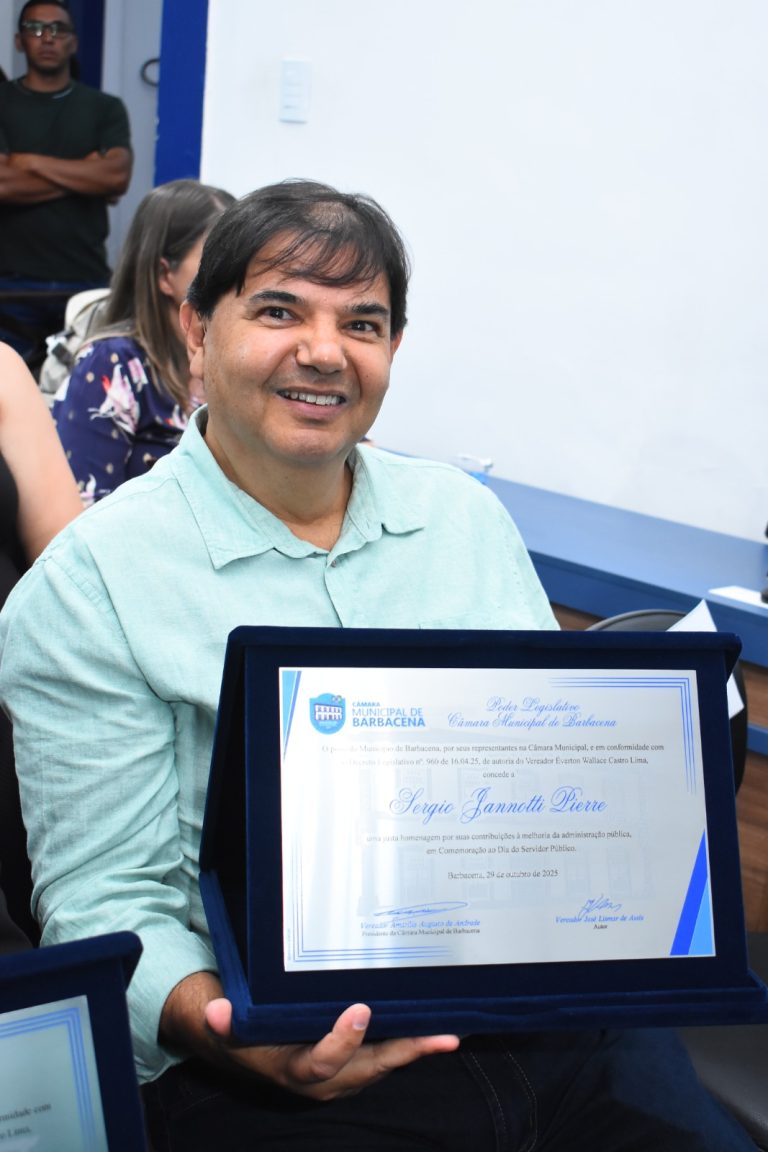 Servidores municipais homenageados na Câmara. Conheça a história de cada um 24 Servidores municipais homenageados na Câmara. Conheça a história de cada um - IMG 20251030 WA0088