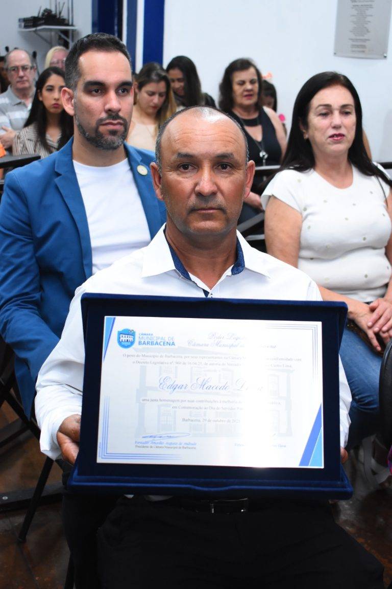 Servidores municipais homenageados na Câmara. Conheça a história de cada um 25 Servidores municipais homenageados na Câmara. Conheça a história de cada um - IMG 20251030 WA0089