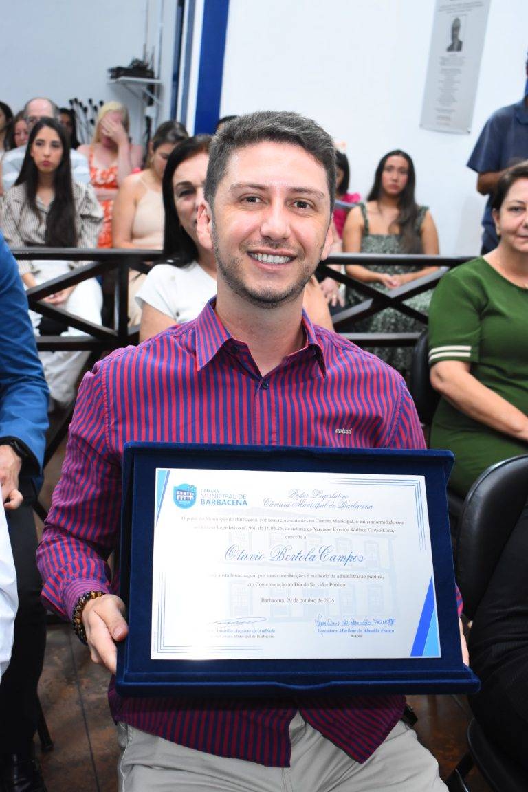 Servidores municipais homenageados na Câmara. Conheça a história de cada um 26 Servidores municipais homenageados na Câmara. Conheça a história de cada um - IMG 20251030 WA0090