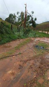 Forte chuva causa estragos e deixa moradores sem energia em Capela Nova - IMG 20251031 WA0006