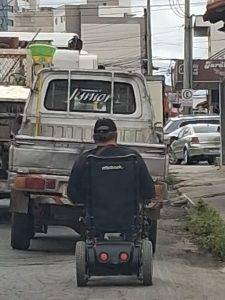 Cadeirante se arrisca entre os carros para fazer valer a mobilidade urbana - Imagem do WhatsApp de 2025 10 12 as 17.56.46 28fc7889
