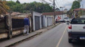 Cadeirante se arrisca entre os carros para fazer valer a mobilidade urbana - Imagem do WhatsApp de 2025 10 14 as 08.57.58 bb86c725 e1760459002980