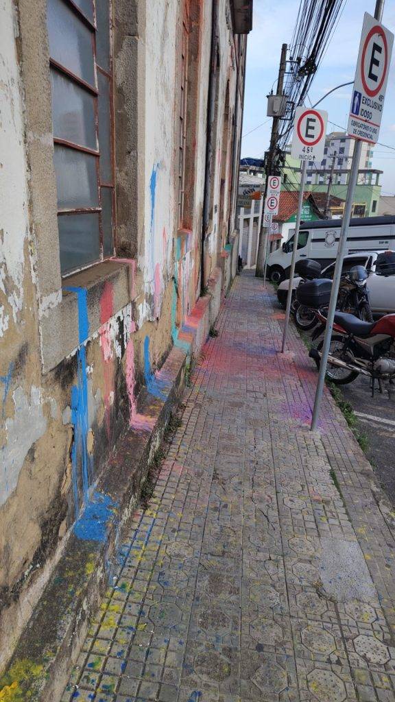 Durante a Festa das Rosas jogaram mais tinta na Casa da Cultura - Imagem do WhatsApp de 2025 10 16 as 17.10.18 b57221ce