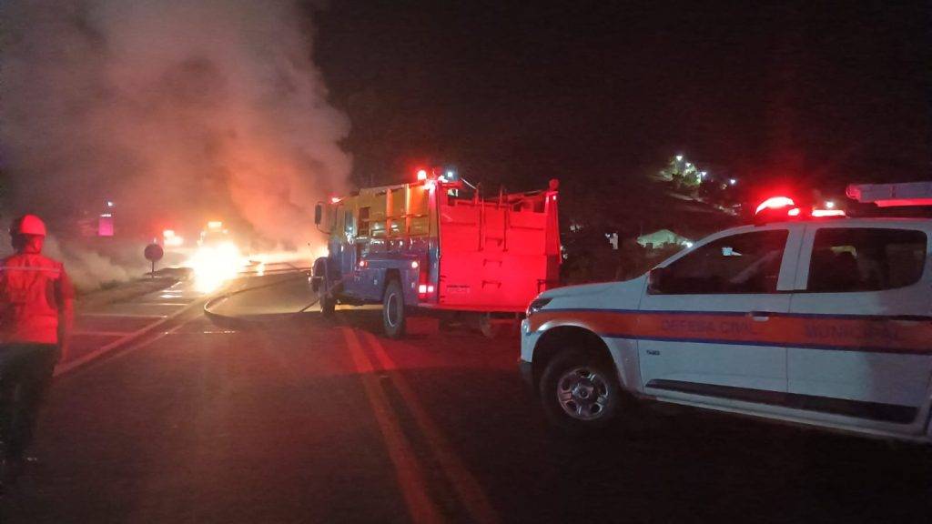 Colisão entre carreta e motocicleta provoca incêndio e morte de jovem em Carandaí 1 Colisão entre carreta e motocicleta provoca incêndio e morte de jovem em Carandaí - Imagem do WhatsApp de 2025 10 30 as 01.02.57 61137644