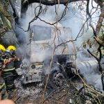 Carreta com carga de areia pega fogo após sair da pista na 265 - IMG 20251110 WA0021