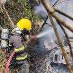 Carreta com carga de areia pega fogo após sair da pista na 265 - IMG 20251110 WA0025