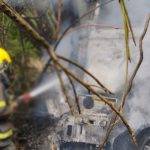 Carreta com carga de areia pega fogo após sair da pista na 265 - IMG 20251110 WA0027