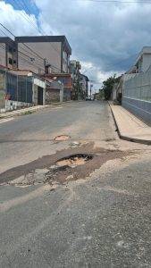 Buracos no bairro Santa Teresa deixam moradores insatisfeitos - WhatsApp Image 2025 11 14 at 12.41.43 1