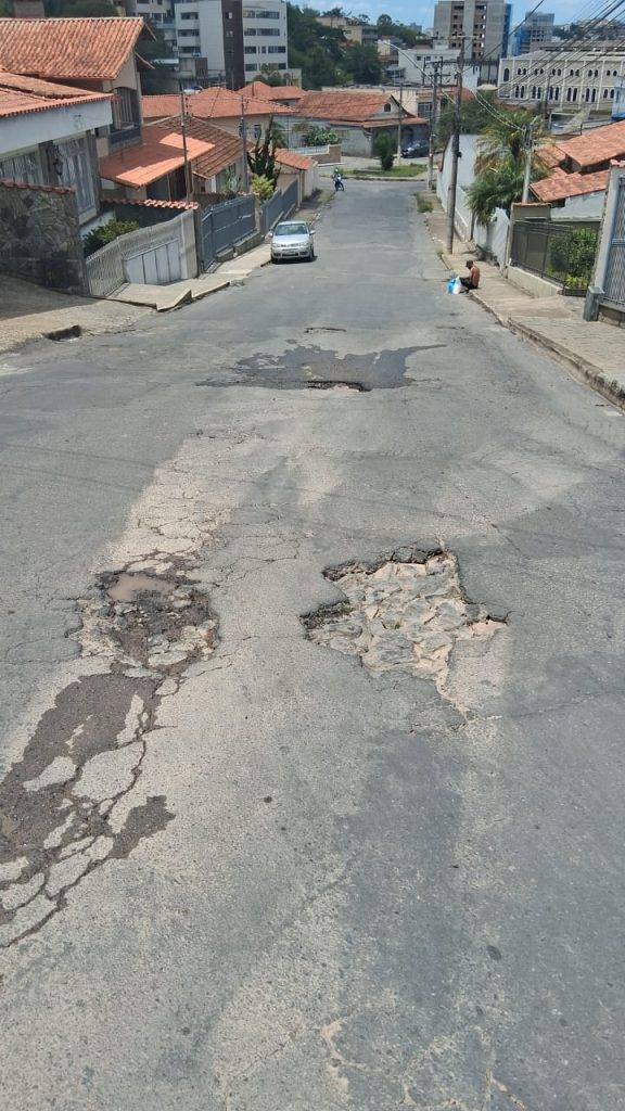 Buracos no bairro Santa Teresa deixam moradores insatisfeitos - WhatsApp Image 2025 11 14 at 12.41.43