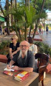 LÉO PRENASSI - Villanova faz sessão de autógrafos e movimenta o Jardim Municipal - WhatsApp Image 2025 11 14 at 19.14.07