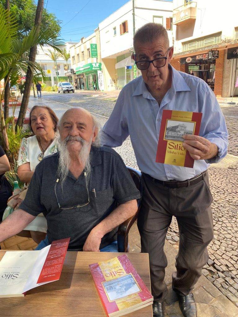 LÉO PRENASSI - Villanova faz sessão de autógrafos e movimenta o Jardim Municipal 2 LÉO PRENASSI - Villanova faz sessão de autógrafos e movimenta o Jardim Municipal - WhatsApp Image 2025 11 14 at 19.14.44