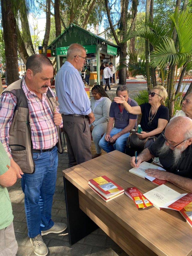 LÉO PRENASSI - Villanova faz sessão de autógrafos e movimenta o Jardim Municipal 3 LÉO PRENASSI - Villanova faz sessão de autógrafos e movimenta o Jardim Municipal - WhatsApp Image 2025 11 14 at 19.14.45 2 1