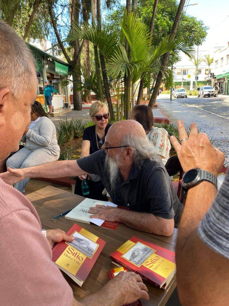 LÉO PRENASSI - Villanova faz sessão de autógrafos e movimenta o Jardim Municipal 4 LÉO PRENASSI - Villanova faz sessão de autógrafos e movimenta o Jardim Municipal - WhatsApp Image 2025 11 14 at 19.14.45 3