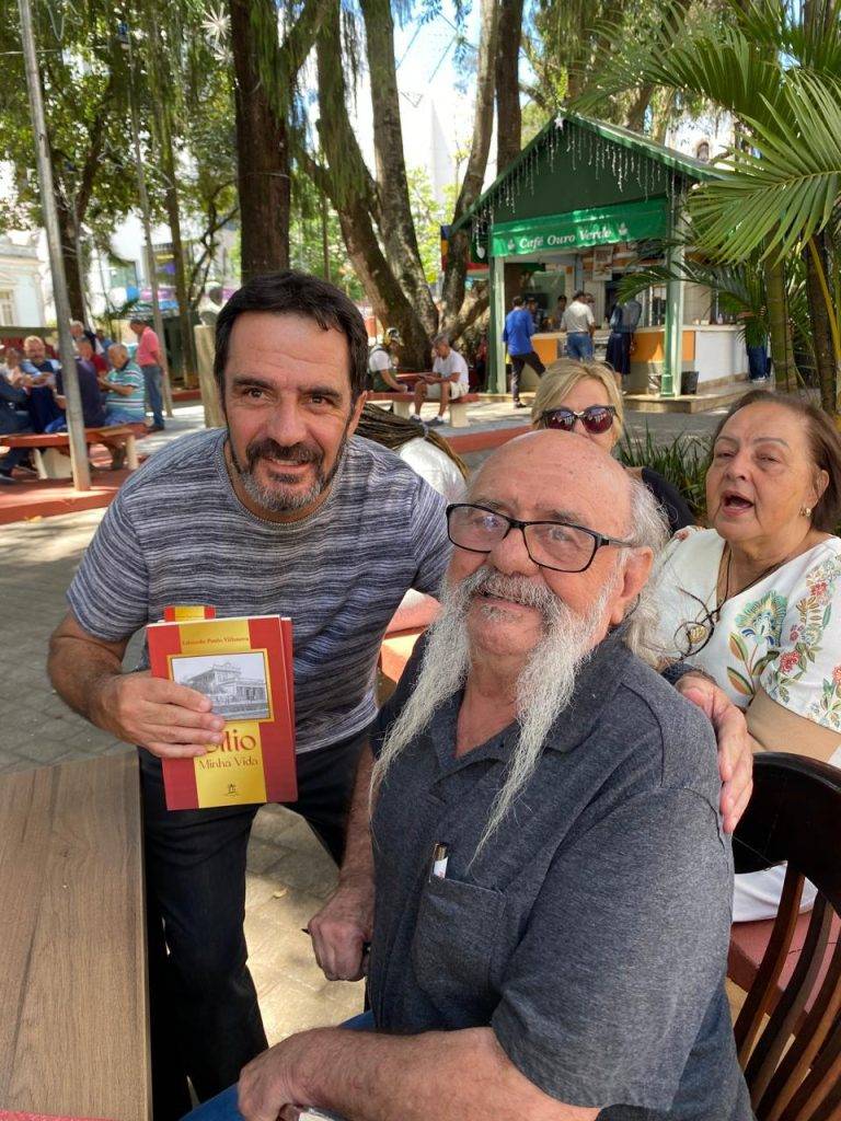 LÉO PRENASSI - Villanova faz sessão de autógrafos e movimenta o Jardim Municipal 7 LÉO PRENASSI - Villanova faz sessão de autógrafos e movimenta o Jardim Municipal - WhatsApp Image 2025 11 14 at 19.14.46 2