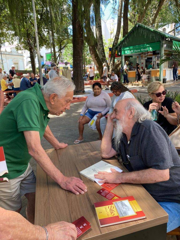 LÉO PRENASSI - Villanova faz sessão de autógrafos e movimenta o Jardim Municipal 10 LÉO PRENASSI - Villanova faz sessão de autógrafos e movimenta o Jardim Municipal - WhatsApp Image 2025 11 14 at 19.14.46