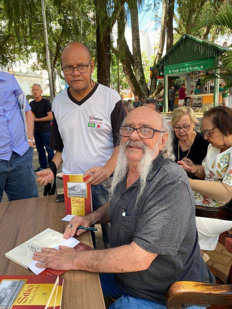 LÉO PRENASSI - Villanova faz sessão de autógrafos e movimenta o Jardim Municipal 13 LÉO PRENASSI - Villanova faz sessão de autógrafos e movimenta o Jardim Municipal - WhatsApp Image 2025 11 14 at 19.14.48 1