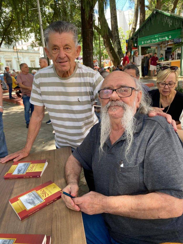 LÉO PRENASSI - Villanova faz sessão de autógrafos e movimenta o Jardim Municipal 14 LÉO PRENASSI - Villanova faz sessão de autógrafos e movimenta o Jardim Municipal - WhatsApp Image 2025 11 14 at 19.14.48 2