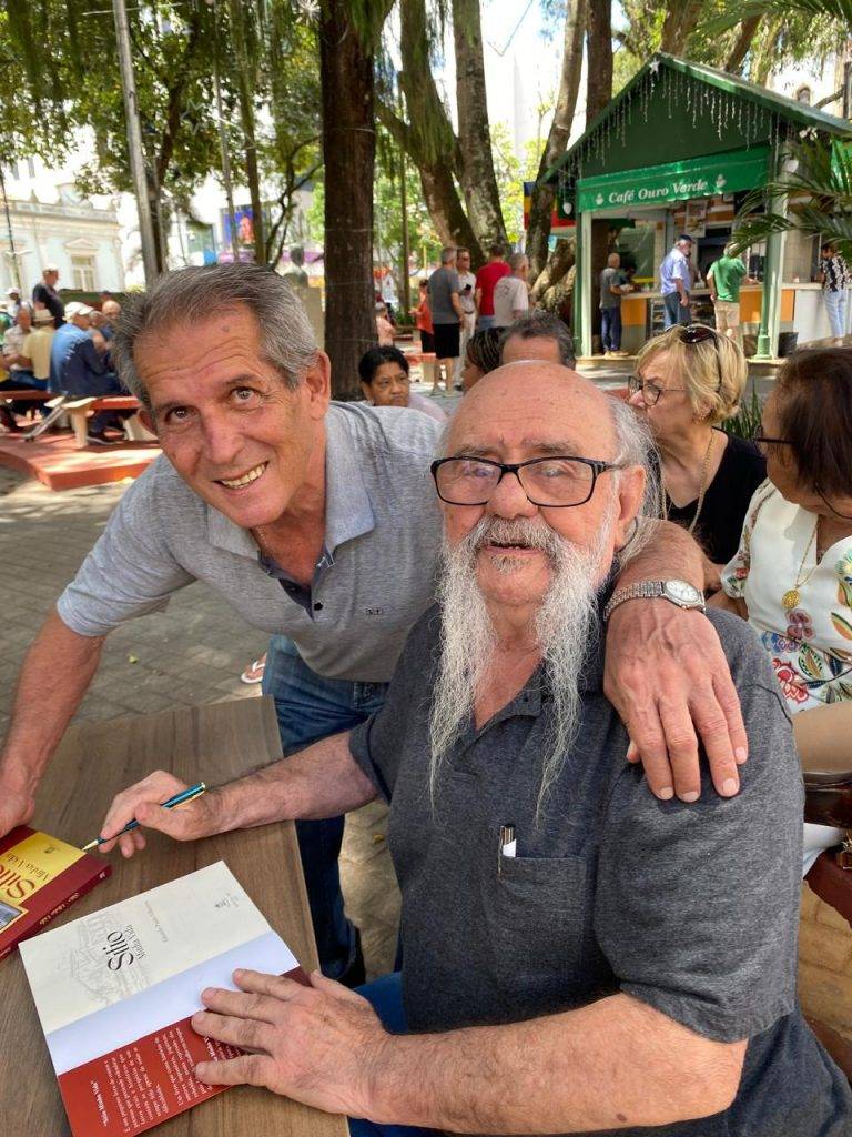 LÉO PRENASSI - Villanova faz sessão de autógrafos e movimenta o Jardim Municipal 15 LÉO PRENASSI - Villanova faz sessão de autógrafos e movimenta o Jardim Municipal - WhatsApp Image 2025 11 14 at 19.14.48