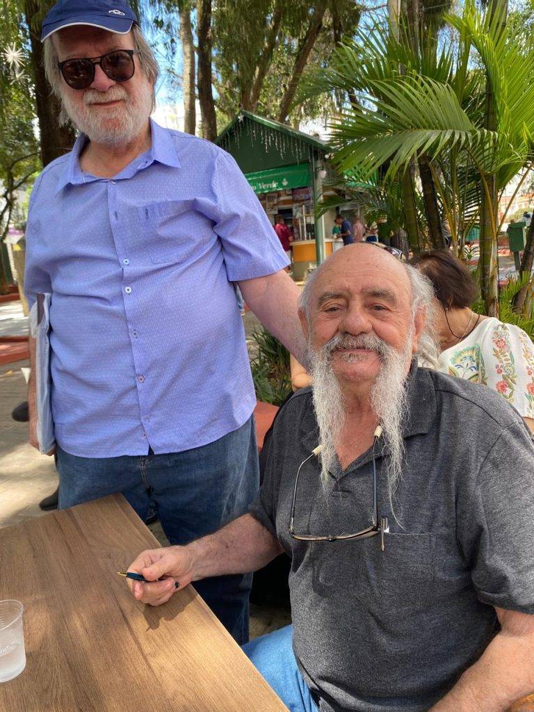 LÉO PRENASSI - Villanova faz sessão de autógrafos e movimenta o Jardim Municipal 16 LÉO PRENASSI - Villanova faz sessão de autógrafos e movimenta o Jardim Municipal - WhatsApp Image 2025 11 14 at 19.14.49 1