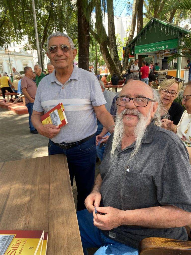 LÉO PRENASSI - Villanova faz sessão de autógrafos e movimenta o Jardim Municipal 17 LÉO PRENASSI - Villanova faz sessão de autógrafos e movimenta o Jardim Municipal - WhatsApp Image 2025 11 14 at 19.14.49