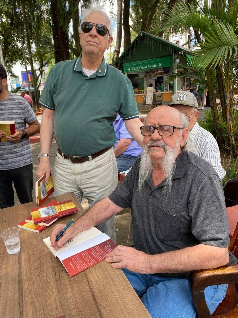 LÉO PRENASSI - Villanova faz sessão de autógrafos e movimenta o Jardim Municipal 18 LÉO PRENASSI - Villanova faz sessão de autógrafos e movimenta o Jardim Municipal - WhatsApp Image 2025 11 14 at 19.14.50 1