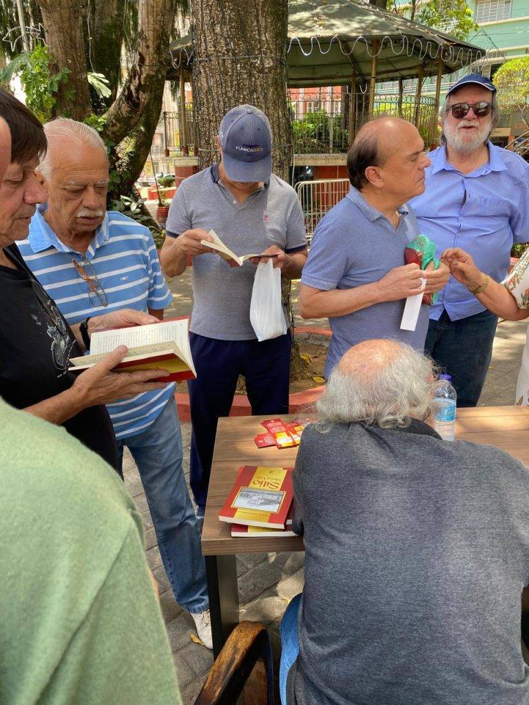 LÉO PRENASSI - Villanova faz sessão de autógrafos e movimenta o Jardim Municipal 19 LÉO PRENASSI - Villanova faz sessão de autógrafos e movimenta o Jardim Municipal - WhatsApp Image 2025 11 14 at 19.14.50 2