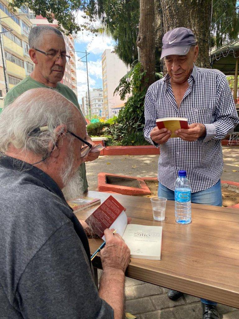 LÉO PRENASSI - Villanova faz sessão de autógrafos e movimenta o Jardim Municipal 20 LÉO PRENASSI - Villanova faz sessão de autógrafos e movimenta o Jardim Municipal - WhatsApp Image 2025 11 14 at 19.14.50 3