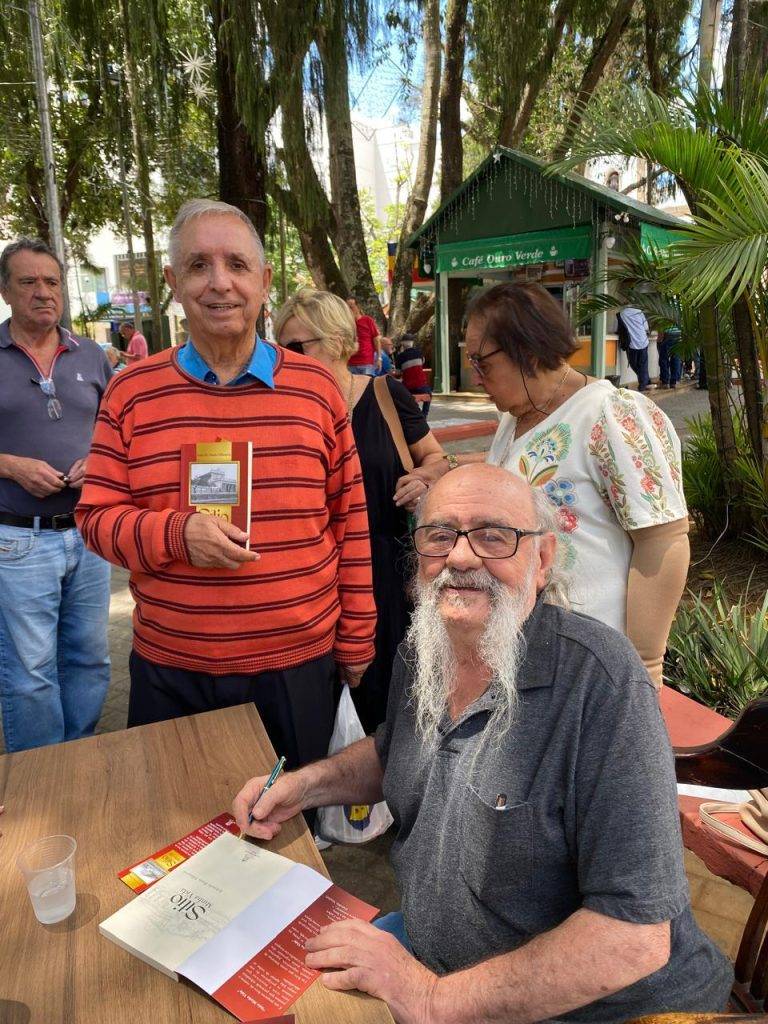 LÉO PRENASSI - Villanova faz sessão de autógrafos e movimenta o Jardim Municipal 21 LÉO PRENASSI - Villanova faz sessão de autógrafos e movimenta o Jardim Municipal - WhatsApp Image 2025 11 14 at 19.14.50