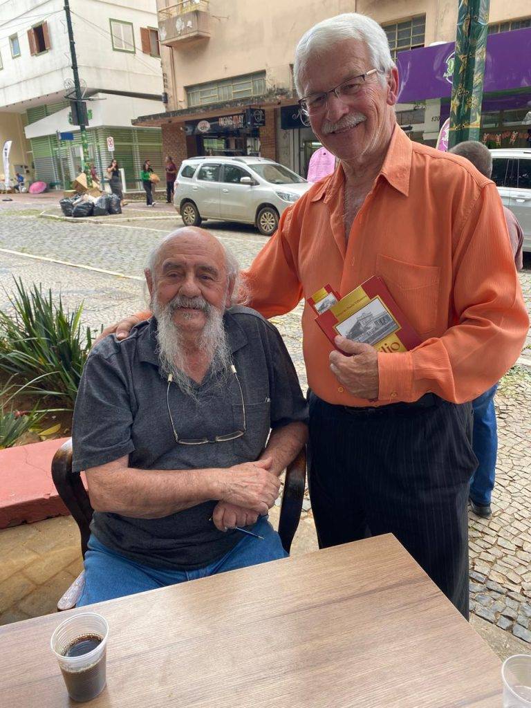 LÉO PRENASSI - Villanova faz sessão de autógrafos e movimenta o Jardim Municipal 22 LÉO PRENASSI - Villanova faz sessão de autógrafos e movimenta o Jardim Municipal - WhatsApp Image 2025 11 14 at 19.14.51 1