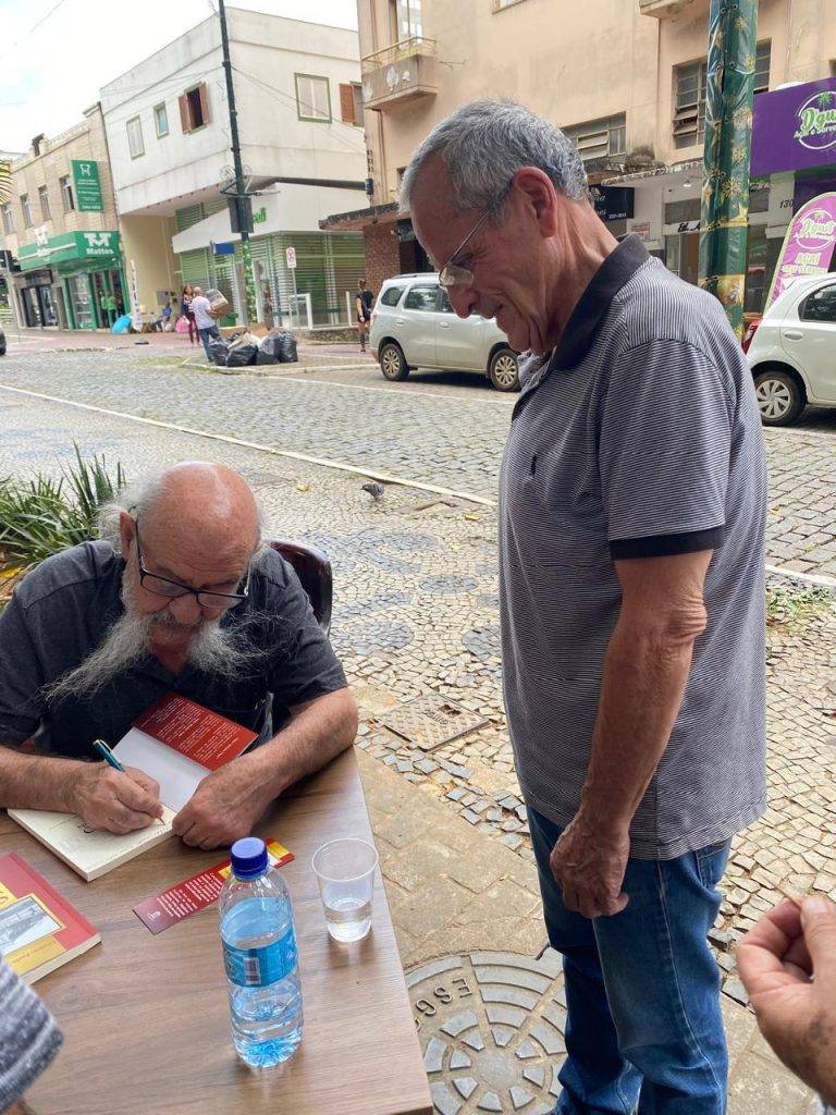 LÉO PRENASSI - Villanova faz sessão de autógrafos e movimenta o Jardim Municipal 23 LÉO PRENASSI - Villanova faz sessão de autógrafos e movimenta o Jardim Municipal - WhatsApp Image 2025 11 14 at 19.14.51 2