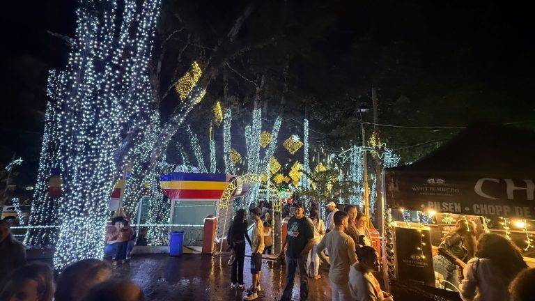 Chuva não impede inauguração das Luzes de Natal 3 Chuva não impede inauguração das Luzes de Natal - WhatsApp Image 2025 11 15 at 05.01.58 3