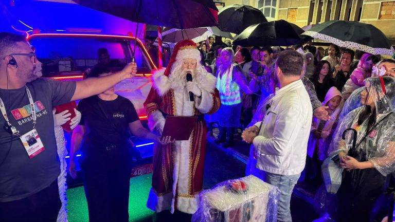 Chuva não impede inauguração das Luzes de Natal 2 Chuva não impede inauguração das Luzes de Natal - WhatsApp Image 2025 11 15 at 05.02.01 2