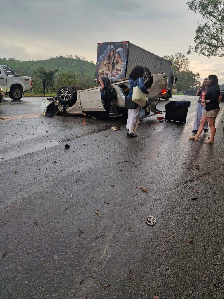 Capotamento próximo a Carandaí trava a BR 040 na tarde de domingo - WhatsApp Image 2025 11 16 at 16.22.42