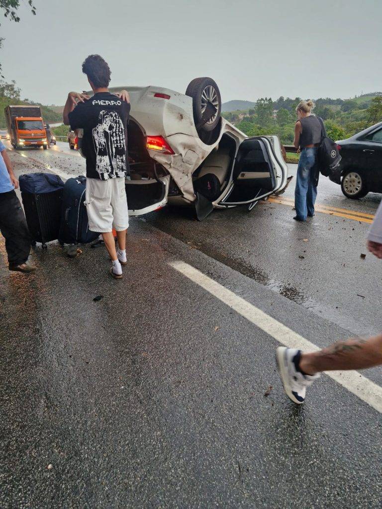 Capotamento próximo a Carandaí trava a BR 040 na tarde de domingo - WhatsApp Image 2025 11 16 at 16.22.43 1