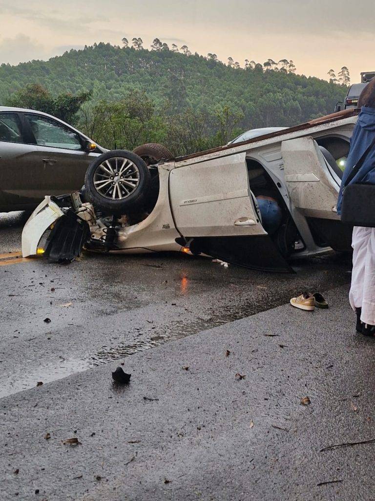 Capotamento próximo a Carandaí trava a BR 040 na tarde de domingo - WhatsApp Image 2025 11 16 at 16.22.43