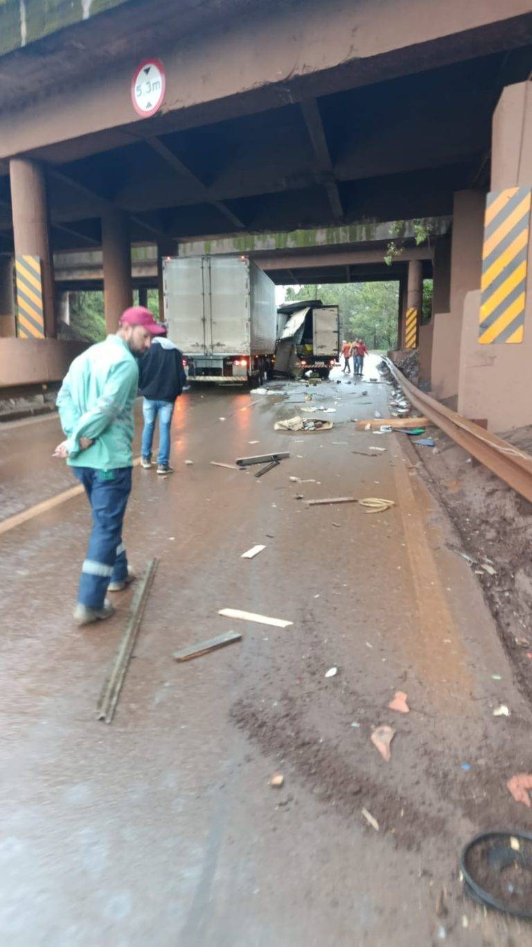 Semana já começa com acidente na 040 - WhatsApp Image 2025 11 17 at 06.24.43