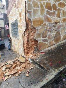 Caminhão perde controle e atinge carros e residência em Conselheiro Lafaiete 1 Caminhão perde controle e atinge carros e residência em Conselheiro Lafaiete - WhatsApp Image 2025 11 24 at 19.31.10