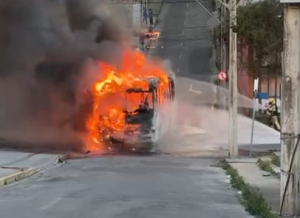 Ônibus é consumido por chamas na região do Ibiapaba, em Barbacena - Captura de tela 2025 12 22 182513